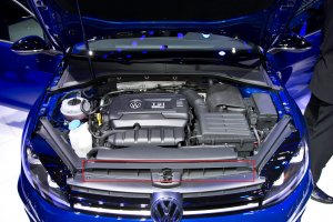 Volkswagen-Golf-R-MK7-engine-02.jpg