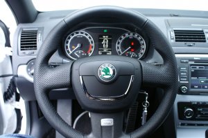 Innenraum mit Lenkrad.jpg