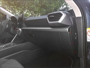 Handschuhfach_ausbauen.JPG Handschuhfach_ausbauen.JPG