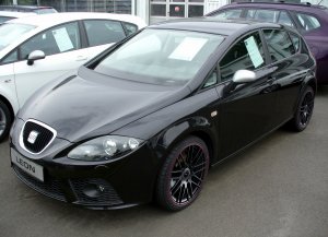 Seat_Leon_1P_FR_Magicoschwarz Kopie.jpg